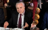 Le président brésilien Michel Temer lors d'un barbecue auquel des ambassadeurs étrangers étaient invités après une réunion  d'urgence sur le démantèlement d'un réseau de commercialisation de viande avariée au Brésil, le 19 mars 2017 à Brasilia