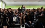 Des étudiants votent en assemblée générale pour reconduire le blocage de l'université de Nanterre le 2 mai 2018