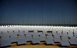 Des panneaux solaires à Sanlucar La Mayor, en Espagne, le 15 avril 2011