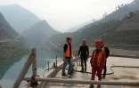 Des ingénieurs chinois travaillent avec les Pakistanais sur le chantier de la centrale hydroélectrique dans la vallée de Neelum (dans la région du Cachemire pakistanais), le 31 octobre 2017