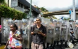 Des manifestants dans les rues de Caracas, le 28 décembre 2017 scandent des slogans contre le gouvernement et dénoncent les pénuries alimentaires