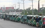 Des rickshaws fonctionnant au gaz naturel comprimé attendent de pouvoir faire un plein, le 12 août 2026 à Brahmanbaria, dans l'est du Bangladesh