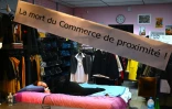 Une commerçante en grève de la faim dans sa boutique de vêtements à Blotzheim, dans l'est de la France, le 31 octobre  2020, contre la fermeture des petits commerces
