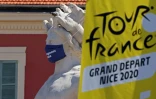 Le logo du Tour de France à côté d'une statue masquée à Nice, ville départ de l'édition 2020, le 26 août 2020