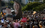 Rassemblement sur la place des otages à Tel Aviv pour rendre hommage le jour de leurs funérailles à Shiri Bibas et à ses deux garçonnets, tués en captivité à Gaza, le 26 février 2025