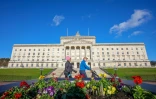 Des piétons passent devant les bâtiments du Parlement, siège de l'Assemblée d'Irlande du Nord, à Stormont, le 30 janvier 2024