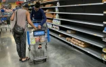Des habitants de Miami font des provisions dans un supermarché, le 30 août 2019