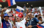 Lers supporters russes tous derrière la Sbornaïa avant le match contre l'Espagne, le 1er juillet 2018 à Moscou