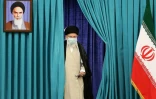 Le guide suprême d'Iran Ali Khamenei arrive au bureau de vote à Téhéran pour la présidentielle, le 18 juin 2021 