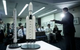 Elon Musk, PDG de Space X, présente une maquette de la fusée Falcon Heavy --en avril 2011-- qui doit faire son premier vol mardi
