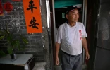 Chan Yuk-tong, un retraité de 71 ans, devant sa maison dans le village de Tin Sam, dans le secteur des Nouveaux Territoires à Hong Kong, le 15 juin 2026  