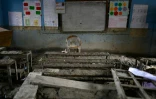 Une salle d'école dévastée par la crue dans le nord du Népal, le 30 août 2026 à Galchi dans le district de Dhading