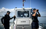 Des agents de la police de l'environnement de l'OFB en patrouille pour empêcher les plaisanciers de mouiller dans les zones réglementées où l'habitat aquatique des zostères est surveillé et développé pour lutter contre l'érosion et l'envasement du Bassin d'Arcachon,  le 13 mai 2025 en Gironde