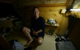 Wan Hon-cheung dans son logement d'un appartement subdivisé, le 4 mai 2026 à Hong Kong