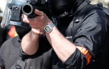 Policier pointant un lanceur de balles de défense (LDB) vers la manifestation de "gilets jaunes", à Paris, le 20 avril 2019