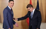 Le Premier ministre socialiste espagnol Pedro Sanchez (à gauche) rencontre le chef de la droite Alberto Núñez Feijóo, le 30 août 2023 à Madrid