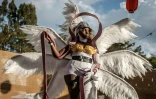 Yvonne Chockey, cosplayer kényane de 24 ans, pose le 22 août 2026 à Nairobi dans son costume d'Angewomon, personnage d'une franchise japonaise
