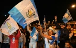 Des partisans du candidat Bernardo Arevalo du parti Semilla fêtent sa victoire à la présidentielle, le 20 août 2023 à Guatemala