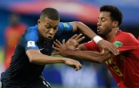 L'attaquant français Kylian Mbappé (g) aux prises avec le milieu de terrain belge Moussa Dembele en demi finale du Mondial à Saint Pétersbourg le 10 juillet 2018