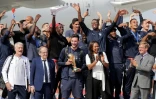 La joie du président de la Fédération française de football, Noël Le Graët (2e g), du sélectionneur Didier Deschamps (g), du capitaine de l'équipe de France, Hugo Lloris et de ses coéquipiers, et de la ministre des Sports, Laura Flessel, le 16 juillet 2018 à Roissy, après la victoire des Bleus en finale de la Coupe du monde face à la Croatie
