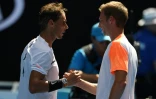 L'Espagnol Rafael Nadal et l'Allemand Florian Mayer se serrent la main Ă l'issue du match, lors de l'Open d'Australie, le 17 janvier 2017 Ă Melbourne