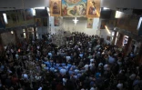 Des fidèles assistent à une messe dirigée par le patriarche grec orthodoxe d'Antioche à l'église Saint-Élie, au lendemain d'un attentat suicide sur ce site religieux, dans le quartier de Dwelaa à Damas, le 23 juin 2025 en Syrie