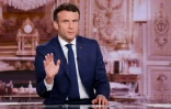 Le président français Emmanuel Macron participe à l'émission "10 Minutes pour Convaincre" sur la chaîne de télévision française TF1 à Boulogne-Billancourt, en banlieue parisienne, le 6 avril 2022