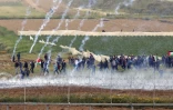 Cette photo prise le 30 mars 2019 depuis le kibboutz israélien de Nahal Oz montre des gaz lacrymogènes tirés par les soldats israéliens pour disperser des manifestants palestiniens réunis le long de la barrière frontalière entre Gaza et Israël