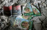 Des tracts politiques montrant la Première ministre déchue Sheikh Hasina et son père Sheikh Mujibur Rahman, répandus au sol dans le siège vandalisé de la Ligue Awami, le parti de Mme Hasina, le 10 août 2024 à Dacca