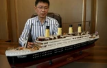 Su Shaojun devant une maquette du Titanic, dans son bureau Ă Daying (Chine) le 26 avril 2021