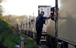 Des routiers polonais immobilisés sur l'autoroute M20 conduisant au port de Douvres, le 25 décembre 2020 à Ashford