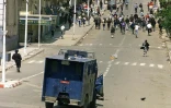 Des manifestants s?affrontent avec des policiers le 20 avril 2002 alors que des dizaines de milliers de Berbères marquent l'anniversaire de la répression brutale des manifestations du "Printemps berbère" à Beni Douala, dans la région algérienne de Kabylie