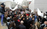 Plusieurs centaines de personnes dont certaines vêtues d'un t-shirt blanc réclamant "justice", participaient lundi 6 février 2017 à une marche de soutien à Théo, à Aulnay-sous-Bois 