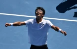 Le Sud-Coréen Hyeon Chung exulte après sa victoire face à l'Américain Tennys Sandgren en quarts de finale de l'Open d'Australie, le 24 janvier 2018 à Melbourne