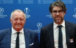 Le président de l'Olympique lyonnais Jean-Michel Aulas (g) et le directeur sportif Juninho lors du tirage au sort de la phase de poules de la Ligue des champions, le 29 août 2019 à Monaco