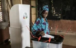 Une électrice vote à a la présidentielle en Guinée le 18 octobre 2020 à Conakry