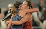 Aryna Sabalenka (D) et son adversaire et amie, l'Espagnole Paula Badosa, Ă la fin de leur match de 3e tour de Roland-Garros, le 1er juin 2024