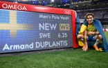 Le perchiste suédois Armand Duplantis pose avec son nouveau record du monde à 6,25 m en finale des Jeux olympiques de Paris au Stade de France, à Saint-Denis, le 5 août 2024