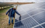 Un électricien inspecte les panneaux solaires à Tweeling, près de Frankfort, le 9 mai 2023 en Afrique du Sud