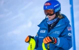 L'Américaine Mikaela Shiffrin inspecte la piste avant la première manche du slalom féminin de la Coupe du monde de ski alpin à Gurgl, en Autriche, le 23 novembre 2024