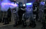 Des policiers tirent des gaz lacrymogènes contre des manifestants à Hong Kong le 25 août 2019