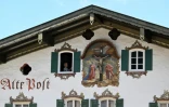 La pssion du Christ peinte sur une maison de Oberammergau, Allemagne, le 10 mai 2022