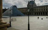 La cour de la pyramide du Louvre presque vide alors que le musée reste fermé lundi 20 octobre 