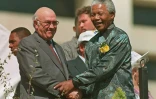 Le président sud-africain Nelson Mandela (D) serre la main de son vice-président Frederik de Klerk, le 27 avril 1996 à Pretoria