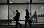 Des policiers passent devant le palais présidentiel du Planalto à Brasilia, endommagé par les émeutiers, le 8 janvier 2023