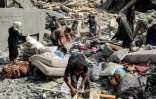 Des Palestiniens fouillent les décombres après une frappe israélienne à Gaza-ville, le 15 septembre 2025