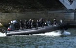 La brigade fluviale effectue des manoeuvres sur la Seine à Paris le 17 juillet 2023, dans le cadre de la future cérémonie d'ouverture des Jeux de Paris