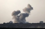 Une photo prise d'une position à la frontière entre Israël et la bande de Gaza montre de la fumée s'élever au-dessus d'un secteur du territoire palestinien et des véhicules militaires après une frappe israélienne, le 20 août 2025