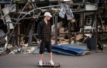 Roman Kovalenko, 18 ans, sur son skate près d'un magasin détruit par un missile à Kramatorsk en Ukraine le 5 mai 2022