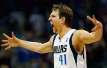 La légende allemande des Mavericks Dirk Nowitzki le 12 avril 2014, lors d'un match de NBA à Dallas
